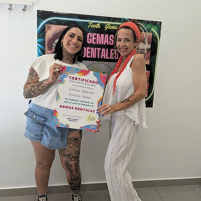 Sabri Aguilar Nails Salón gemas dentales certificado