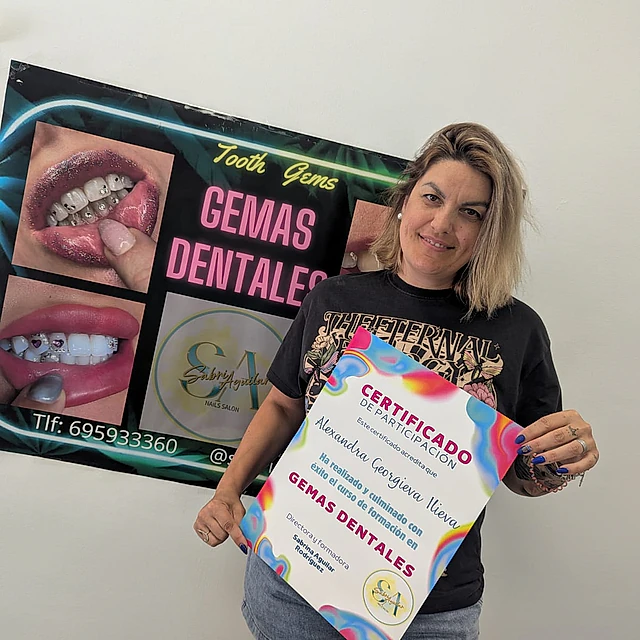 Sabri Aguilar Nails Salón gemas dentales certificado